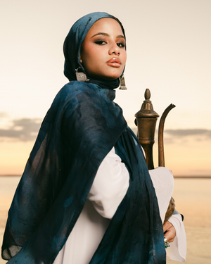 Darya modal hijab showing breathable fabric and smooth fluid movement – حجاب مودال داريا بخفة وتهوية طبيعية
