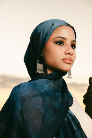 Darya modal scarf worn as a lightweight hijab with calm fluid drape – وشاح داريا مودال يُرتدى كحجاب خفيف بانسيابية هادئة
