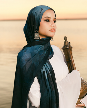 Darya modal scarf styled for travel and movement with lightweight feel – وشاح داريا مودال مريح للسفر والتنقّل