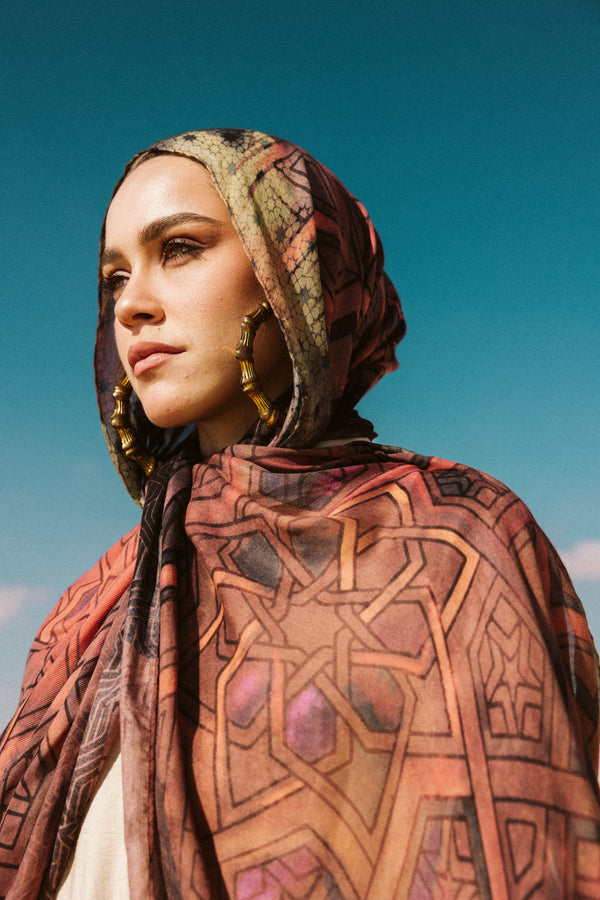 Close-up of Ishbiliyah modal scarf fabric showing soft breathable texture – تفاصيل قماش وشاح إشبيليّة مودال بملمس ناعم وخفيف