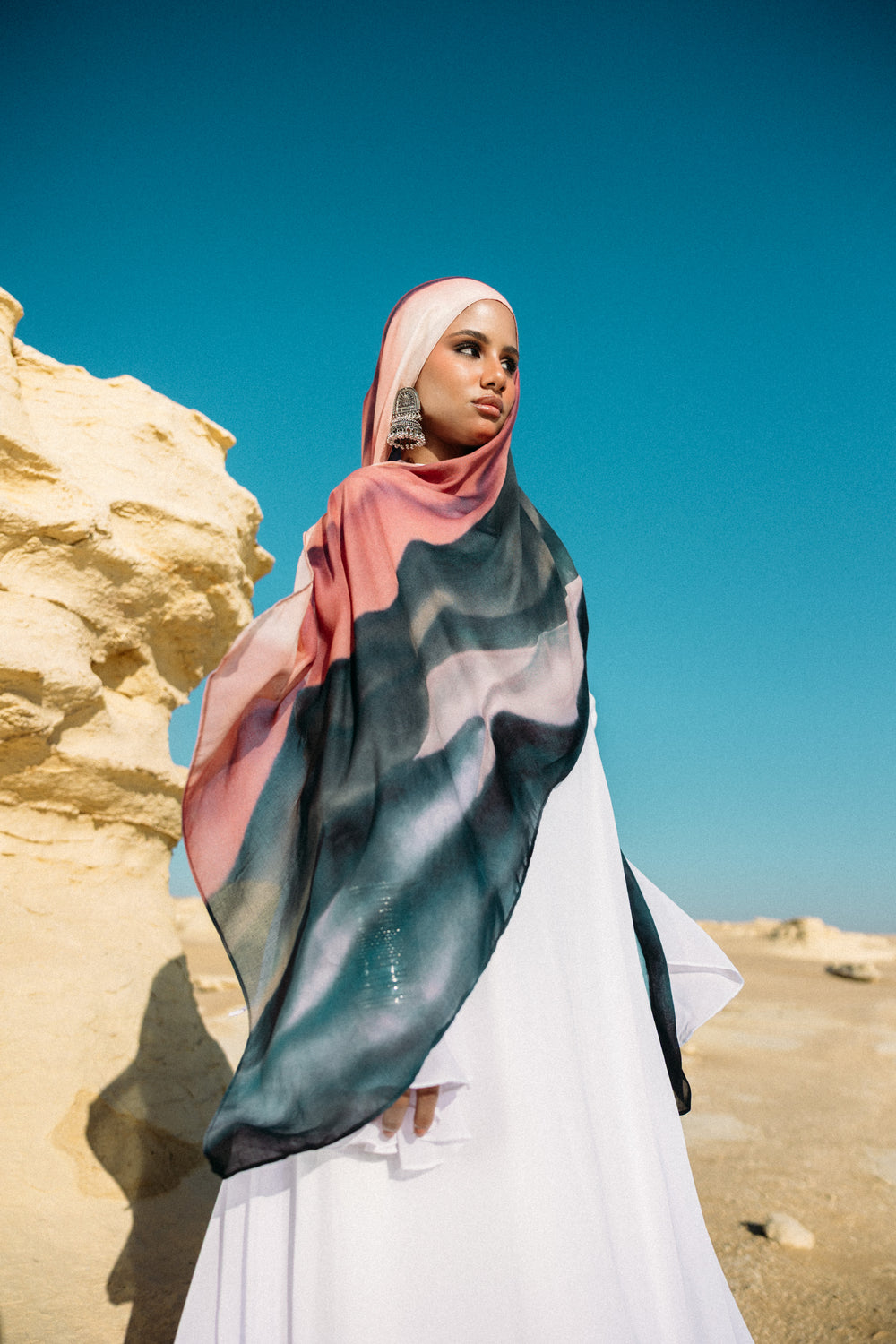 Jebal modal scarf worn as a lightweight hijab with grounded fluid drape – وشاح جبال مودال يُرتدى كحجاب خفيف بانسيابية ثابتة ومتوازنة

