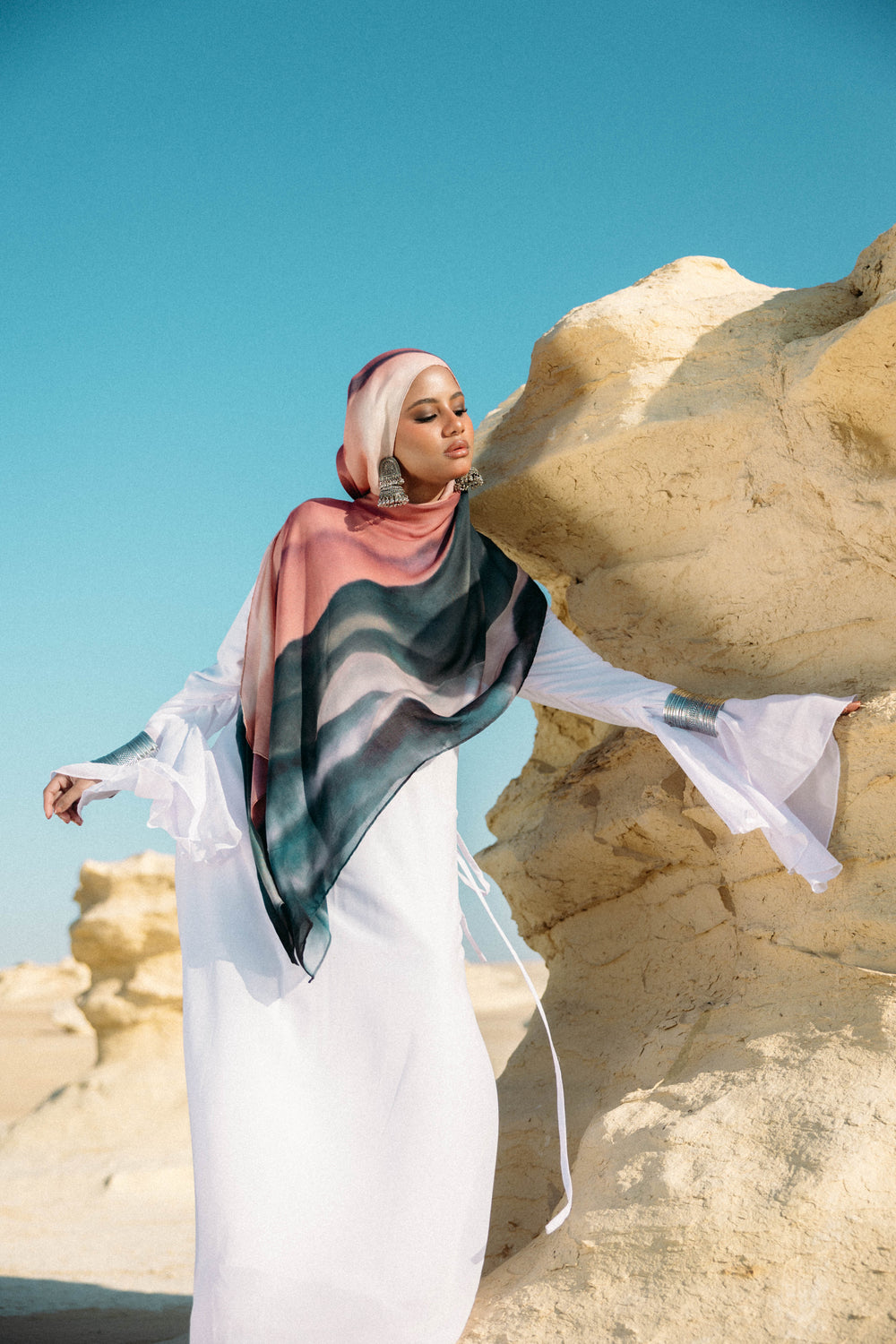 Jebal modal scarf worn as a lightweight hijab with grounded fluid drape – وشاح جبال مودال يُرتدى كحجاب خفيف بانسيابية ثابتة ومتوازنة
