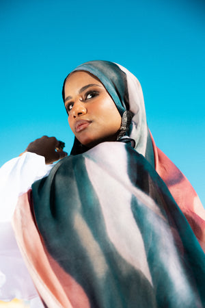 Jebal modal scarf styled for travel and long-day comfort with breathable feel – وشاح جبال مودال مريح للسفر وأيام الاستخدام الطويلة
