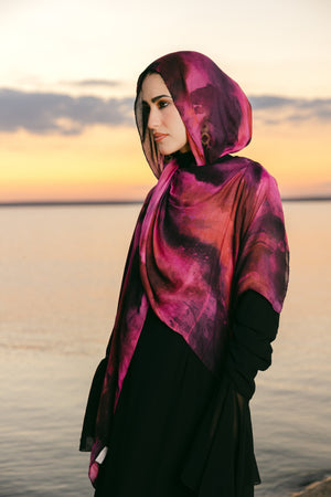 Jumrah modal hijab showing breathable fabric and dynamic fluid movement – حجاب مودال جمرة بخفة وتهوية طبيعية مع حركة متوازنة
