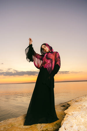 Jumrah modal scarf styled for travel and movement with lightweight breathable feel – وشاح جمرة مودال مريح للسفر والتنقّل
