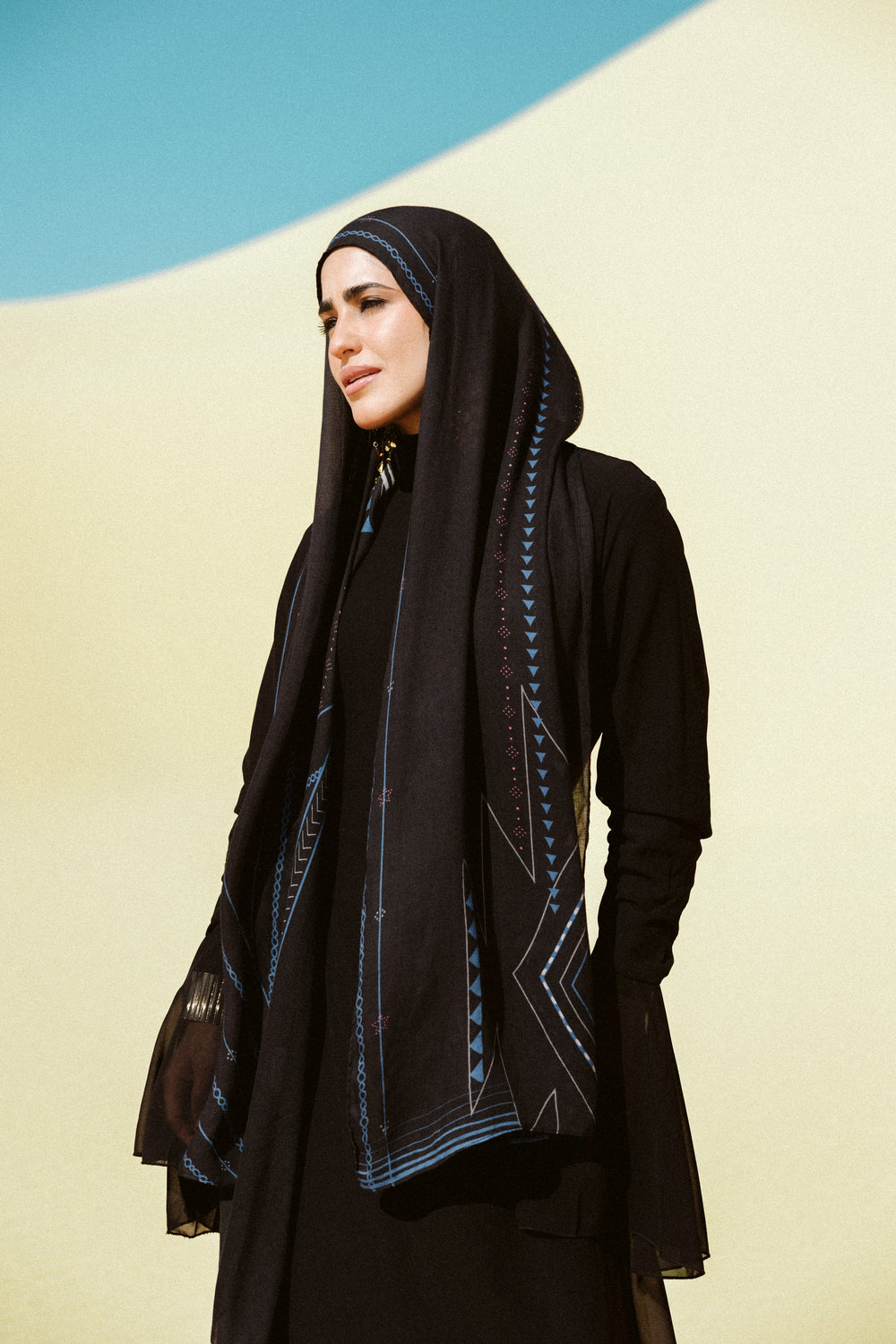Masar modal hijab showing breathable fabric with woven inspired patterns – حجاب مودال مسار مستوحى من نسيج السدو بخفة وتهوية طبيعية
