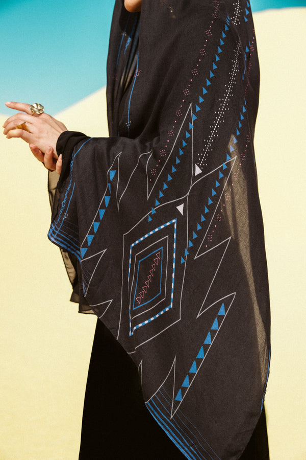 Masar modal scarf styled for travel and movement with lightweight breathable feel – وشاح مسار مودال مريح للسفر والتنقّل
