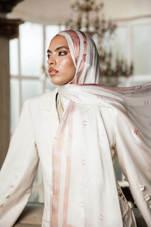Worood Rosé Insignia Silk Scarf – سكارف حريرRosé Insignia من Worood 