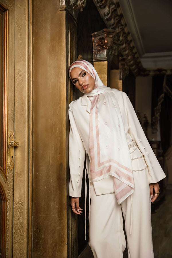 Worood Rosé Insignia Silk Scarf – سكارف حريرRosé Insignia من Worood 
