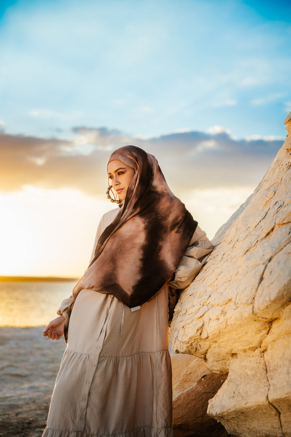 Sira modal hijab showing breathable fabric and natural fluid movement – حجاب مودال سيرا بخفة وتهوية طبيعية
