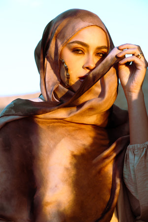 Close-up of Sira modal scarf fabric showing soft breathable texture – تفاصيل قماش وشاح سيرا مودال بملمس ناعم وخفيف