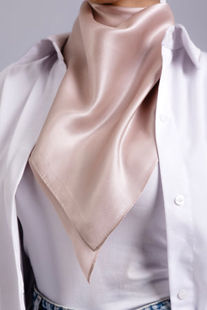 Worood Champagne Silk Scarf Square – champagne silk scarf with soft golden tone  - وشاح حرير Champagne Silk Scarf المربع من ورود – وشاح حرير الشمبانيا ذو اللون الذهبي الناعم 