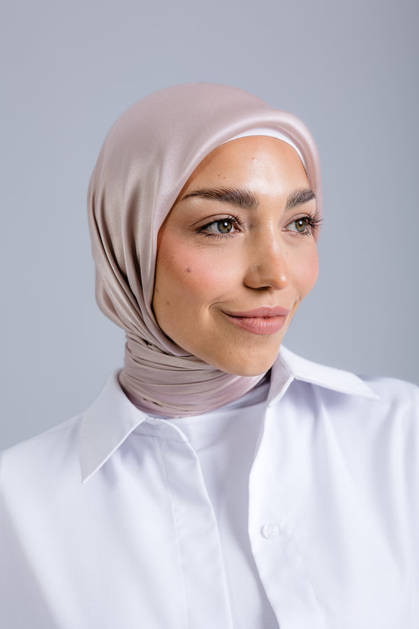 Worood Champagne Silk Scarf Square – champagne silk scarf with soft golden tone  - وشاح حرير Champagne Silk Scarf المربع من ورود – وشاح حرير الشمبانيا ذو اللون الذهبي الناعم 