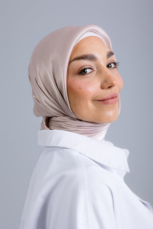Worood Champagne Silk Scarf Square – champagne silk scarf with soft golden tone  - وشاح حرير Champagne Silk Scarf المربع من ورود – وشاح حرير الشمبانيا ذو اللون الذهبي الناعم 