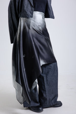 Worood Divine Noire Silk Scarf Rectangle – elegant black silk scarf with a smooth, lustrous finish - وشاح حريري مستطيل من Worood Divine Noire - وشاح حريري أسود أنيق بلمسة نهائية ناعمة ولامعة 