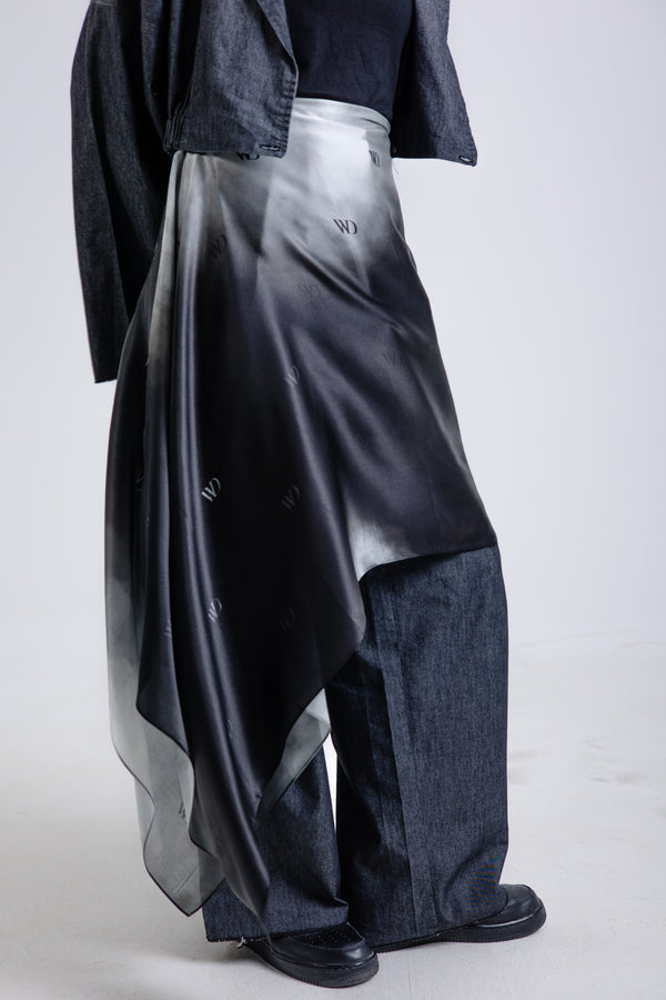 Worood Divine Noire Silk Scarf Rectangle – elegant black silk scarf with a smooth, lustrous finish - وشاح حريري مستطيل من Worood Divine Noire - وشاح حريري أسود أنيق بلمسة نهائية ناعمة ولامعة 