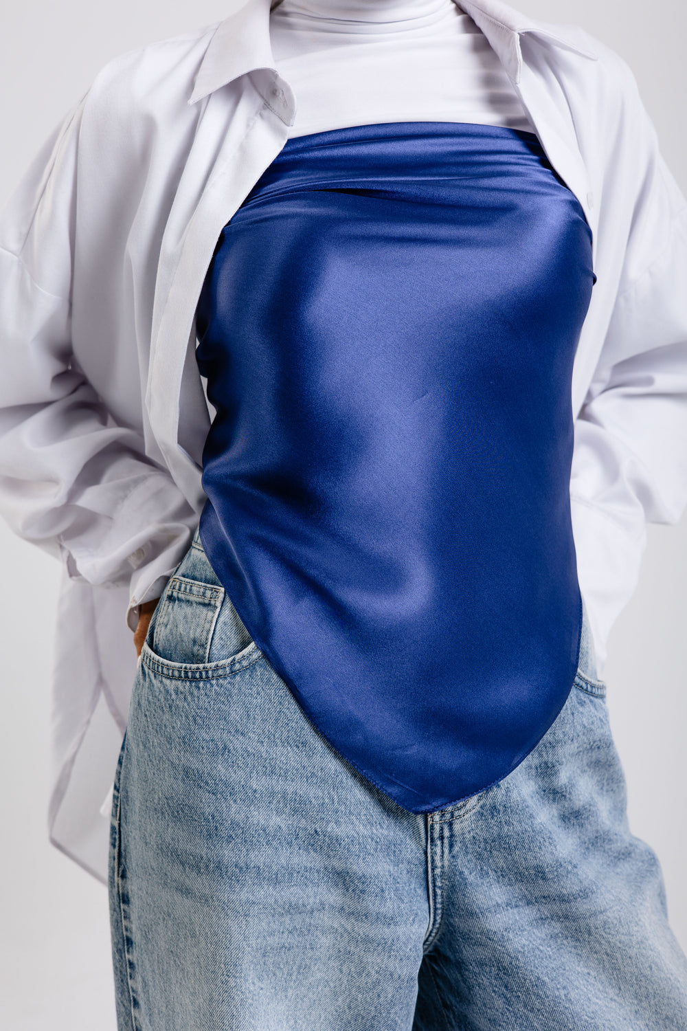 Worood Navy Silk Scarf Square – navy blue silk scarf with smooth glossy texture - وشاح حريري Navy Silk Scarf مربع من ورود باللون الأزرق البحري – وشاح حريري أزرق بحري بملمس ناعم لامع 